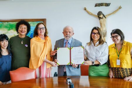 Assinatura de Sanção do Projeto de Lei no 4.875/2020, que dispõe sobre a concessão de auxílio-aluguel para mulheres vítimas de violência doméstica, no Palácio do Planalto. (Foto: Ricardo Stuckert / PR)