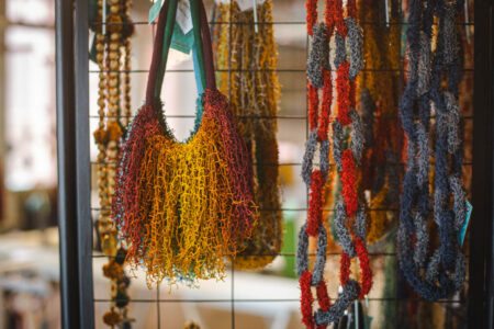 Redeiras: marca produz bolsas, pulseiras, colares e outros produtos tendo a rede de pesca de camarão como matéria prima. Foto: Joana Berwanger/Sul21