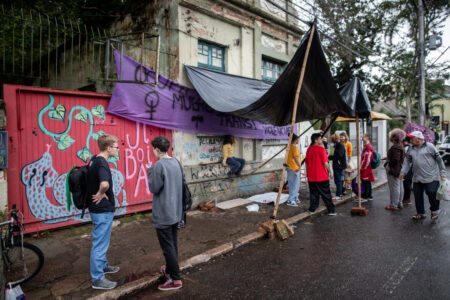 Prefeitura derruba muro de ocupação que acolhe mulheres e pessoas LGBTQIAP+ na Cidade Baixa