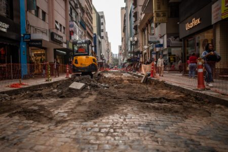 FOTO: Avança troca do pavimento na Rua dos Andradas