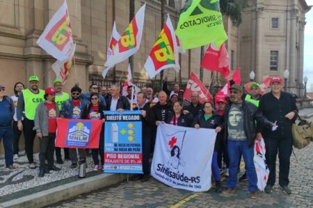 Centrais sindicais realizam ato contra adiamento da votação do piso salarial regional na ALRS 