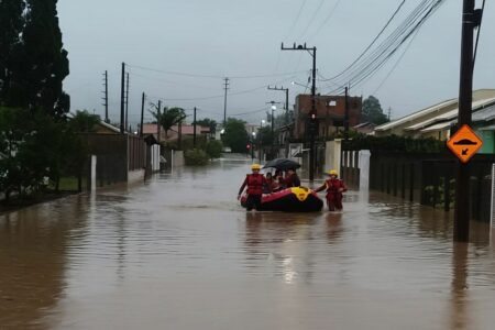 Após 2ª morte, Santa Catarina decreta fechamento de barragens. Resgate na cidade de Tubarão. Foto: CBMSC