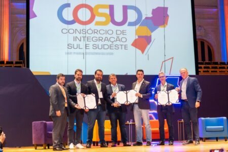 Governadores assinaram tratado no encerramento de evento do Cosud |  Foto: Maurício Tonetto/Secom