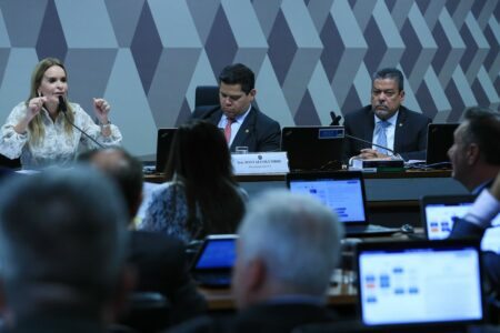 Reunião da CCJ durante discursão para liberação do comércio de Plasma. Foto: Lula Marques/ Agência Brasil