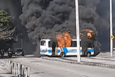 Inúmeros ônibus foram queimados no Rio de Janeiro na segunda-feira (23). Foto: Corpo de Bombeiros do RJ
