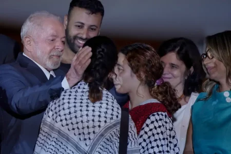 O presidente Lula recebe os 32 brasileiros resgatados da Faixa de Gaza | Foto: Rafa Neddermeyer/Agência Brasil
