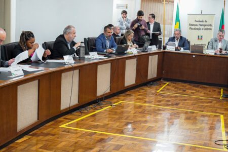 Base aliada de Leite rejeita emendas ao orçamento; oposição denuncia irregularidades