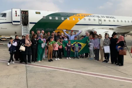 Grupo tem 22 brasileiros de nascimento, sete palestinos naturalizados brasileiros e três palestinos familiares próximos. Foto: Itamaraty/Gov