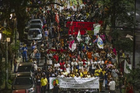 Fotos: Multidão marcha para marcar Dia da Consciência Negra e Novembro Antirracista