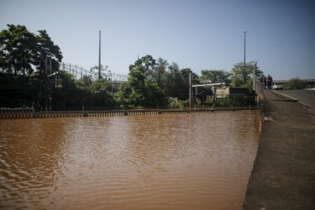 Nível da água deixou trilhos submersos. Foto: Luiza Castro/Sul21 