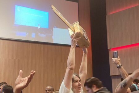Entidades ambientalistas entregam troféu ‘Motosserra de Ouro’ a Sebastião Melo