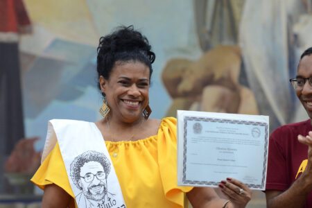 Naiara, filha do poeta, recebeu o diploma de Doutor Honoris Causa do pai. Foto: Gustavo Diehl