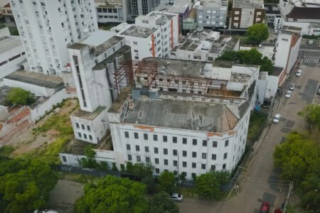 Antigo moinho de farinha dará lugar ao prédio mais alto de Porto Alegre nos próximos anos. Foto: Gustavo Bordin/Sul21