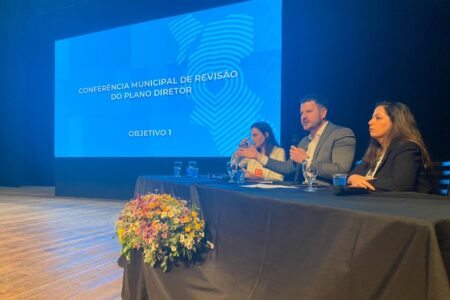 Secretário Germano Bremm divulgou a realização do pleito para o CMDUA no último dia da Conferência do Plano Diretor | Foto: Sérgio Louruz/Smamus