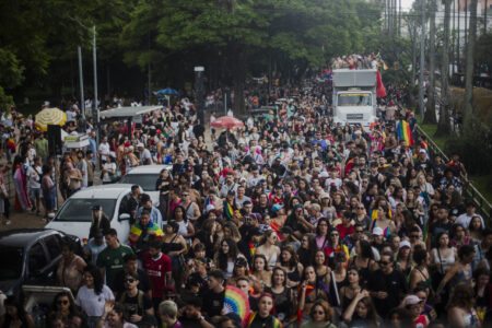 Contra crescimento de discursos antitrans, 26ª Parada Livre reúne milhares em Porto Alegre