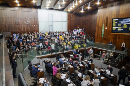 Sob críticas da oposição, governo Leite aprova projetos que afetam educação no RS