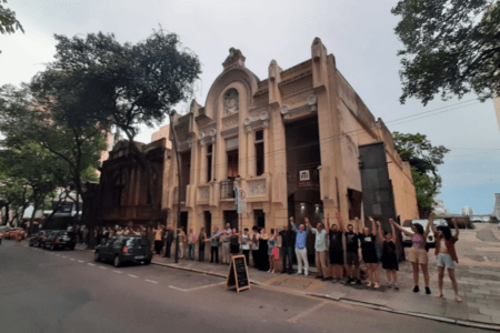 Manifestantes ‘abraçam’ Museu Julio de Castilhos em protesto contra prédio de 41 andares