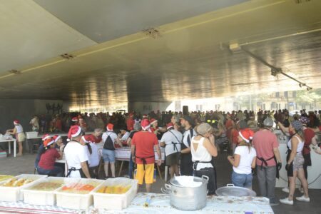 Em Porto Alegre, ‘PF das Ruas’ distribui cerca de 1.800 marmitas em almoço de Natal