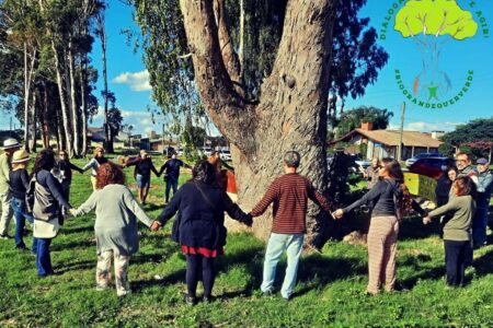 Foto do dia da criação do movimento Rio Grande quer Verde abraçando um eucalipto remanescente em área de 12 hectares destruída para loteamento. (Divulgação)