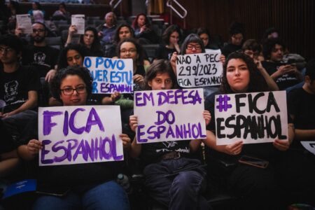 PEC do governo Leite retira a oferta de espanhol do ensino fundamental e médio 