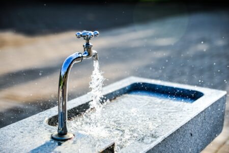 Acesso à água será vital durante onda de calor. (Foto: Pixabay)