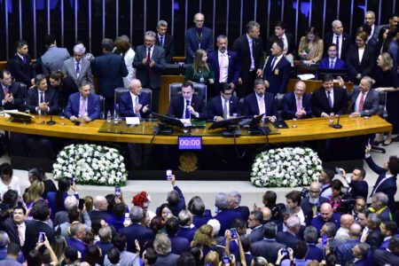Reforma é promulgada em sessão conjunta na Câmara. Foto: Zeca Ribeiro/Câmara dos Deputados