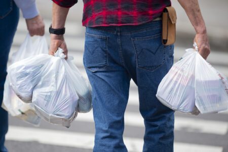 Projeto em tramitação na Câmara da Capital proíbe comércio de fornecer sacolas plásticas
