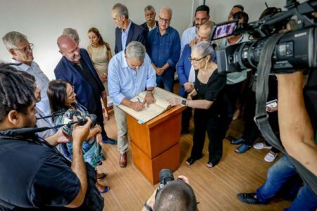 Prefeitura de Porto Alegre assina contrato de venda da Carris 