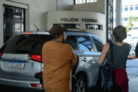 Vereador Carlos Bolsonaro presta depoimento à Polícia Federal no Rio
