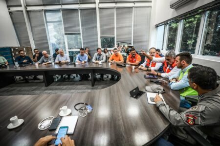 Autoridades reunidas para tratar da situação de emergência na cidade. Mateus Raugust / PMPA