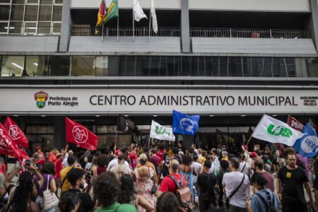 Moradores de Porto Alegre saem às ruas em protesto contra falta de luz e água