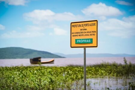 Análise da água do Guaíba é importante para garantir segurança dos banhistas. Fotos: Cesar Lopes/ PMPA