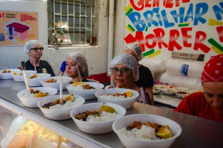 Campanha busca recursos para Cozinha Solidária da Azenha alimentar atingidos pelas enchentes