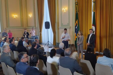 Em janeiro, Luciana Luso de Carvalho (centro) participou de evento ao lado do governador e de representante da Aneel. Foto: Luís Eduardo Gomes/Sul21