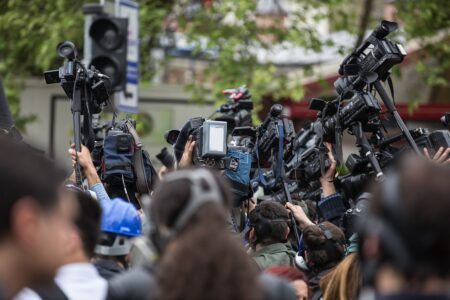 Casos de violência contra jornalistas têm queda de 51% em 2023