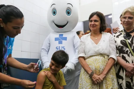 A ministra da Saúde, Nísia Trindade, acompanha o início da vacinação contra dengue no Distrito Federal, na UBS1 do Cruzeiro. Foto: Fabio Rodrigues-Pozzebom/ Agência Brasil