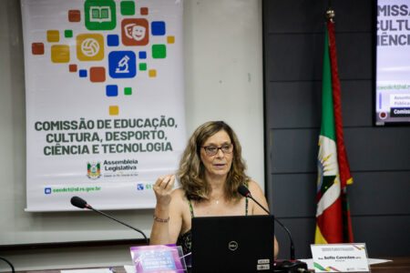 Deputada Sofia Cavedon (PT) apresenta o Observatório da Educação Pública na Assembleia Legislativa. Foto: Luiza Castro/Sul21