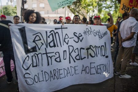 Porto Alegre: Ato antirracista reúne centenas de pessoas em apoio a motoboy detido pela BM