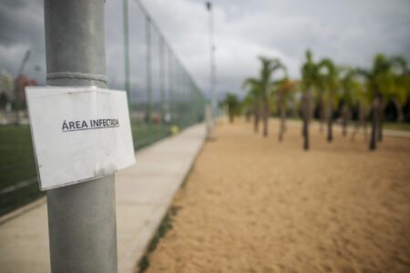 Quadras de beach tennis da Orla do Guaíba estão interditadas por contaminação de vermes. Foto: Luiza Castro/Sul21 