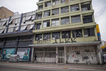 Imóveis da União que serão destinados para habitação social. Edifício Emater, na Avenida Farrapos nº 285. Foto: Luiza Castro/Sul21