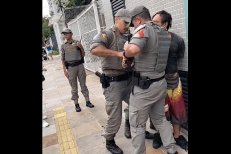 BM afasta temporariamente policiais que detiveram motoboy atacado com faca em Porto Alegre