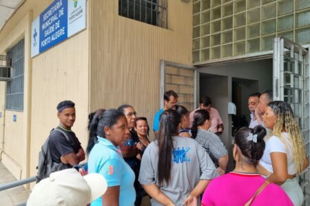Terceirizados da saúde protestam contra atraso de salários em Porto Alegre