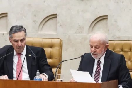 No STF, Lula defende regulação das redes sociais no país
