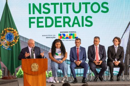 Presidente Lula, acompanhado do ministro da Educação Camilo Santana e do vice-presidente, Geraldo Alckmin, durante solenidade de anúncio de 100 novos Institutos Federais. Foto: Fabio Rodrigues-Pozzebom