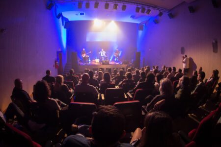Câmara de Porto Alegre aprova meia-entrada para professores em eventos culturais e esportivos