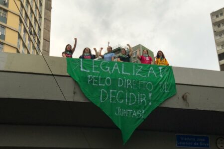 Movimento feminista faz intervenção em Porto Alegre pela legalização do aborto