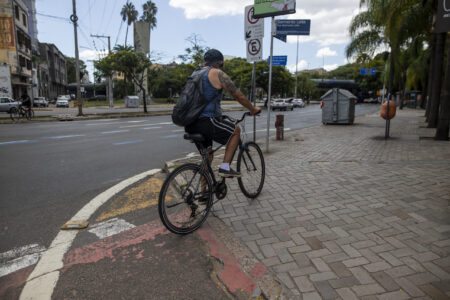 Ciclovias danificadas dificultam o uso para ciclistas. Foto: Luiza Castro/Sul21