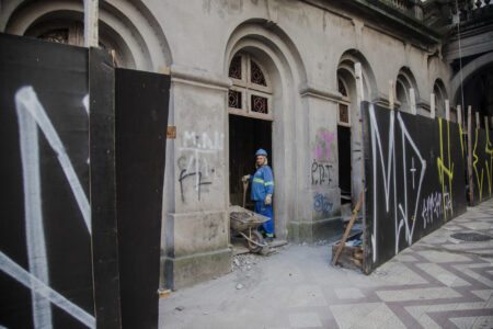 Obras no Viaduto Otávio Rocha, na Avenida Borges de Medeiros. Foto: Luiza Castro/Sul21