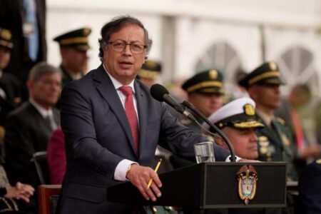 Colômbia expulsa diplomatas argentinos após Milei insultar Petro