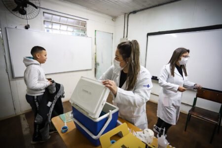 Com ênfase no HPV, campanha de vacinação é retomada nas escolas públicas de Porto Alegre